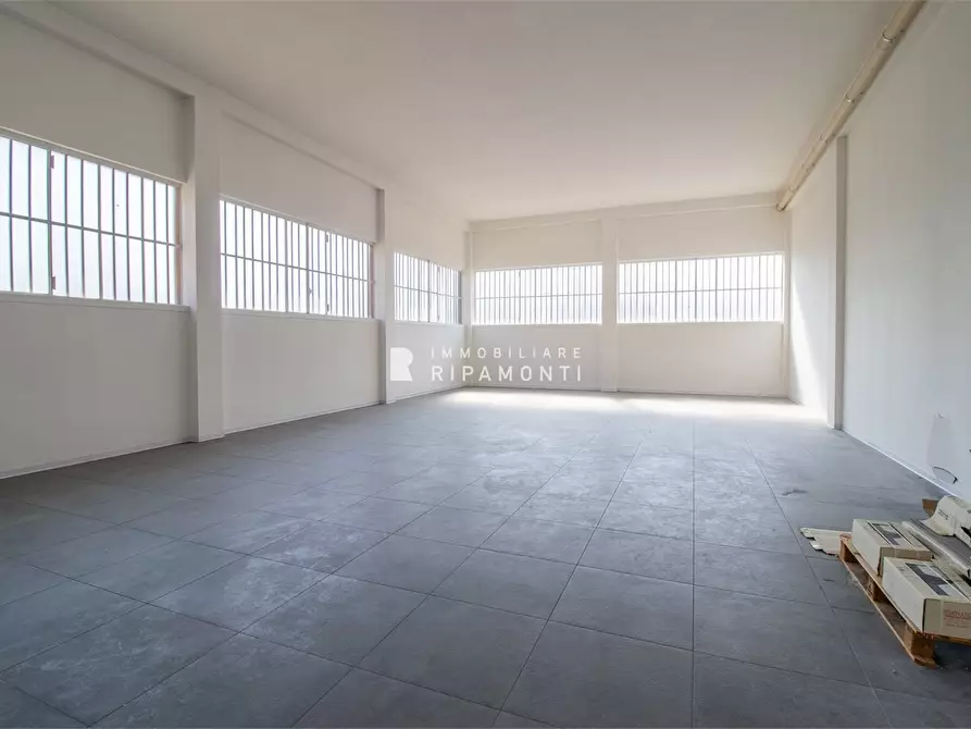 Immagine 10 di Negozio in vendita  a Lecco