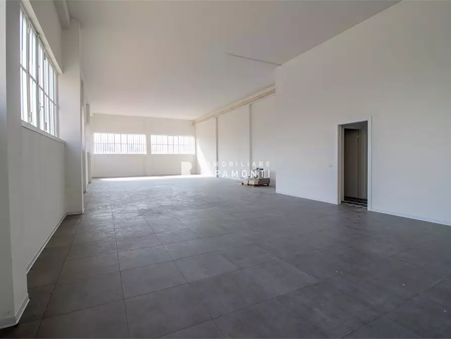 Immagine 7 di Negozio in vendita  a Lecco