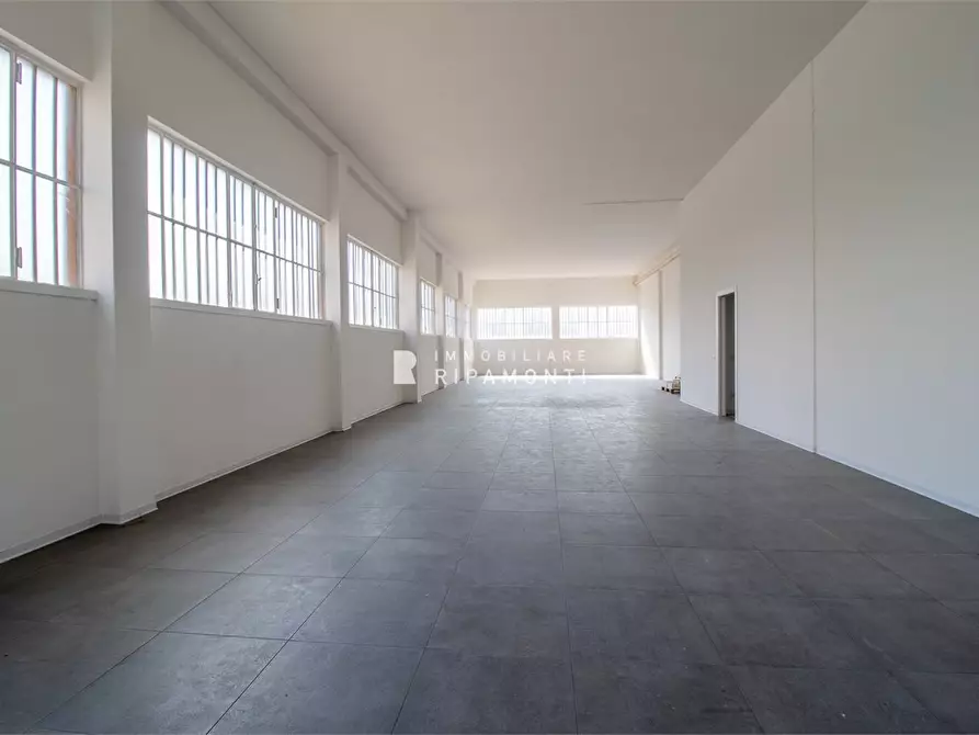 Immagine 8 di Negozio in vendita  26 a Lecco