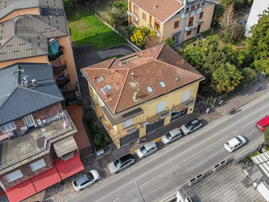 Immagine 2 di Negozio in vendita  10 a Calolziocorte