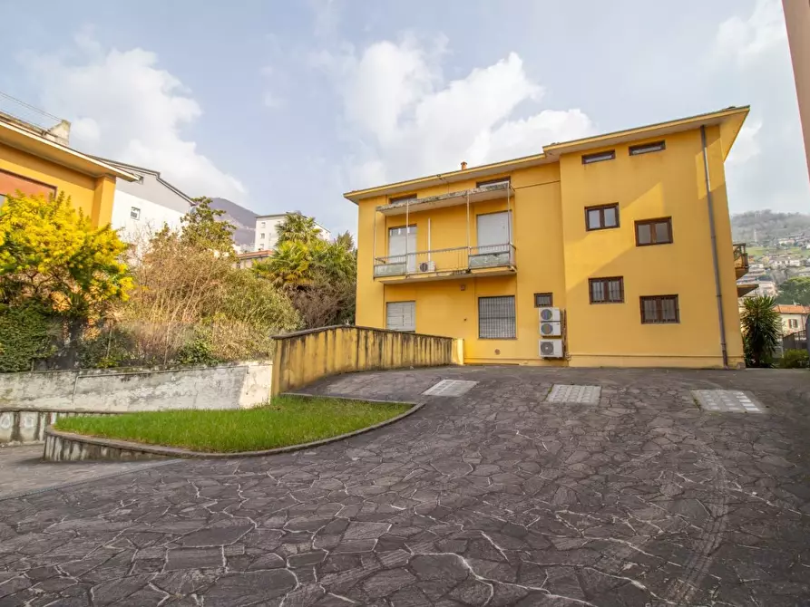 Immagine 10 di Negozio in vendita  10 a Calolziocorte