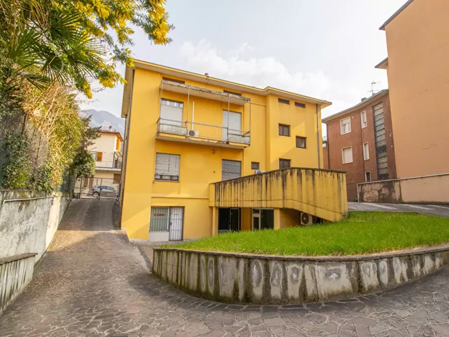 Immagine 8 di Negozio in vendita  10 a Calolziocorte