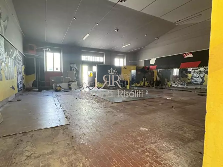 Immagine 6 di Negozio in vendita  a Livorno