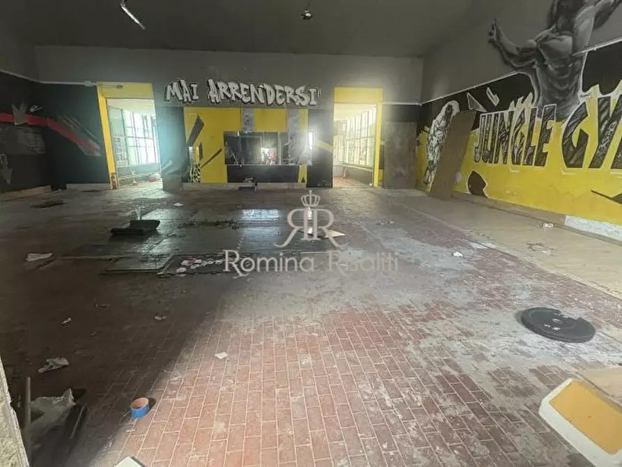 Immagine 5 di Negozio in vendita  a Livorno