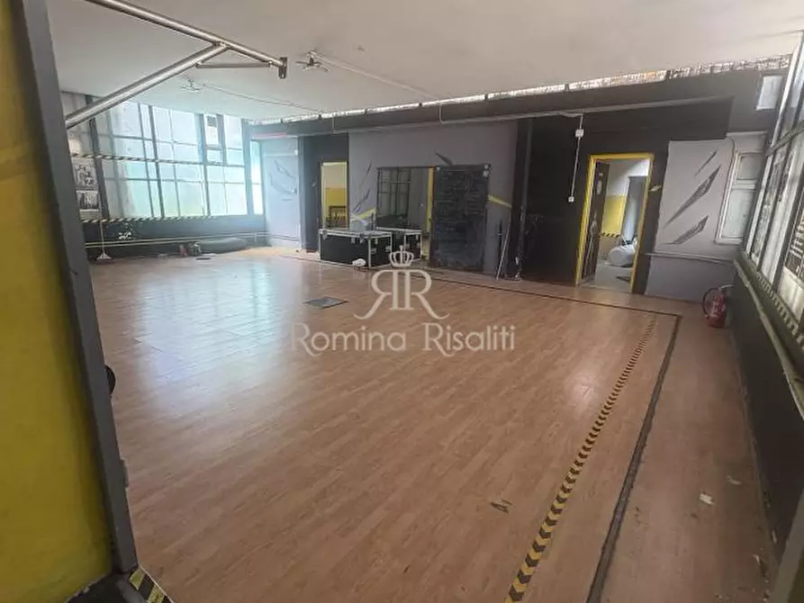 Immagine 10 di Negozio in vendita  a Livorno