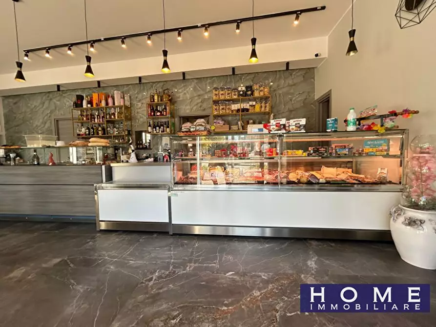 Immagine 2 di Negozio in vendita  a Frattamaggiore