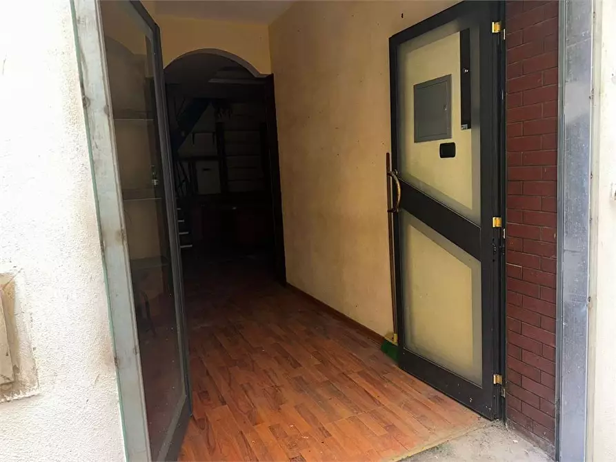 Immagine 2 di Negozio in vendita  a Torre Annunziata