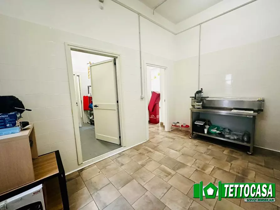 Immagine 4 di Negozio in vendita  a Marigliano