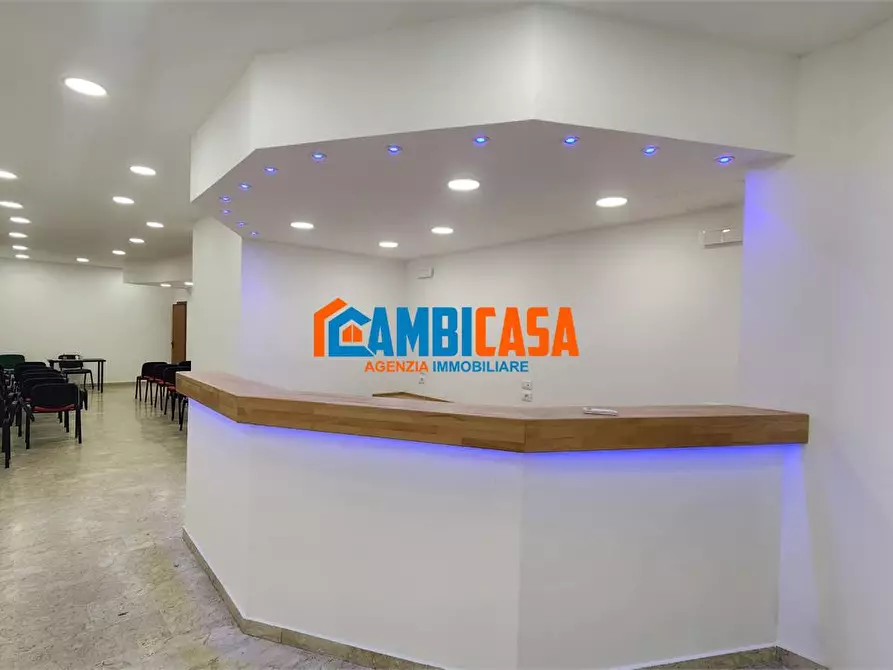 Immagine 1 di Negozio in vendita  a Palermo