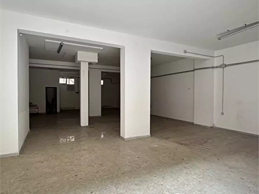 Immagine 6 di Negozio in vendita  a Palermo