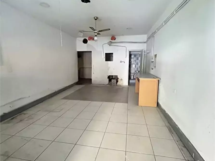 Immagine 6 di Negozio in affitto  83 a Palermo