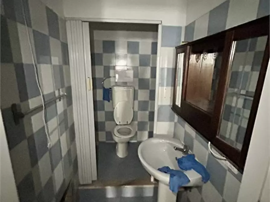 Immagine 10 di Negozio in affitto  83 a Palermo