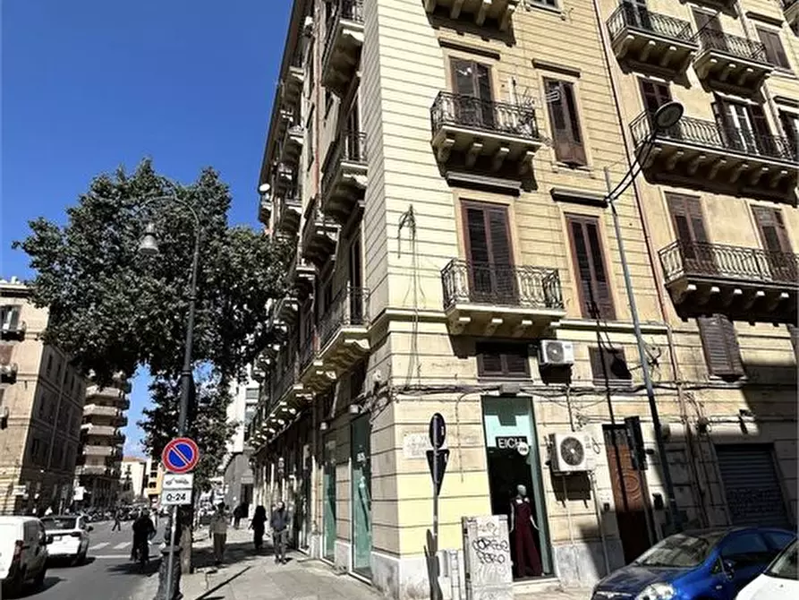 Immagine 2 di Negozio in affitto  83 a Palermo