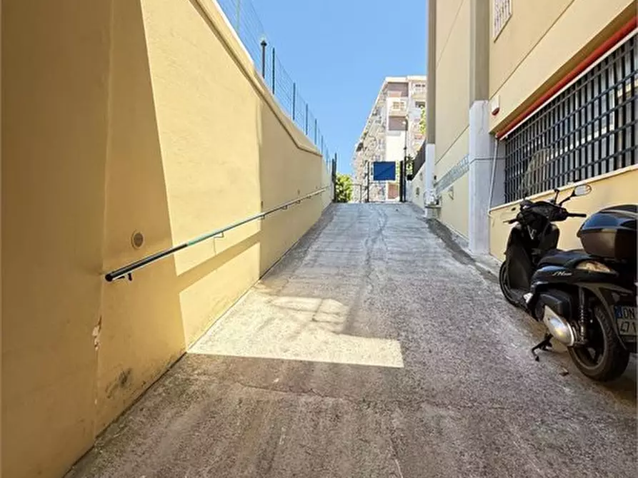 Immagine 2 di Negozio in vendita  a Palermo