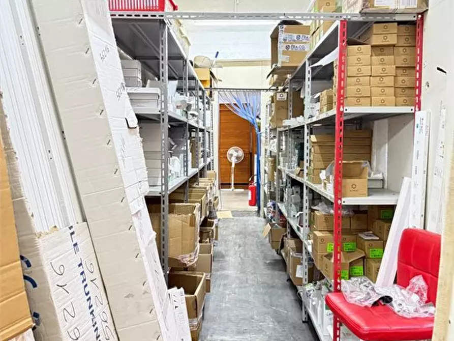 Immagine 9 di Negozio in vendita  a Palermo