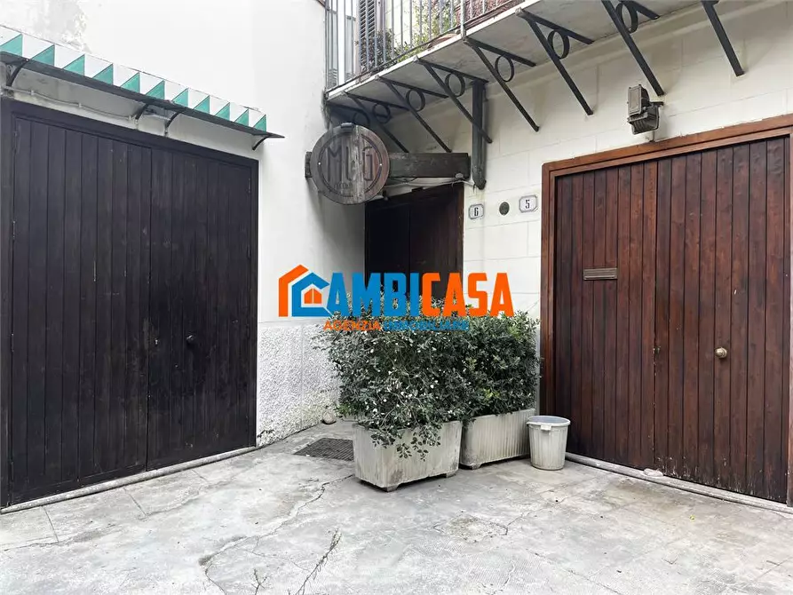 Immagine 10 di Negozio in vendita  a Palermo