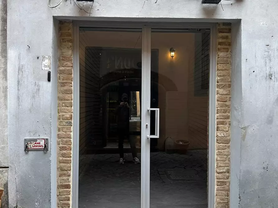 Immagine 1 di Negozio in vendita  a Roma