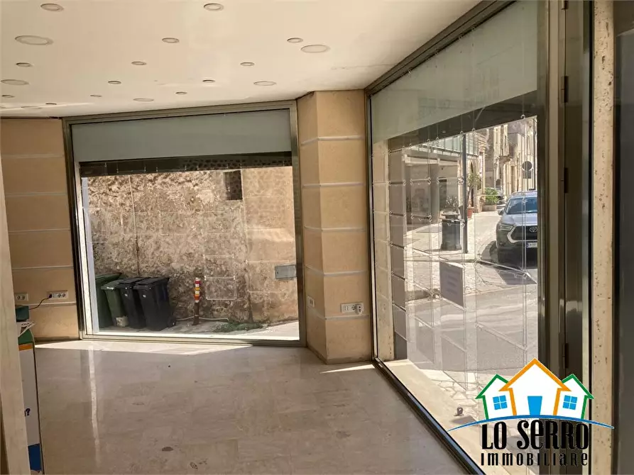 Immagine 2 di Negozio in vendita  a Alcamo