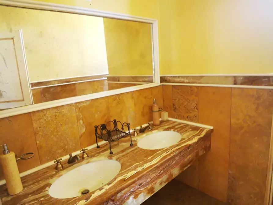 Immagine 5 di Negozio in vendita  a Francavilla Al Mare