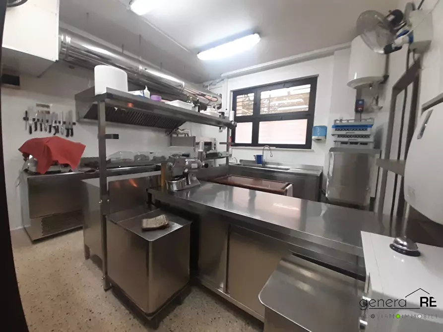 Immagine 3 di Negozio in vendita  a Pescara