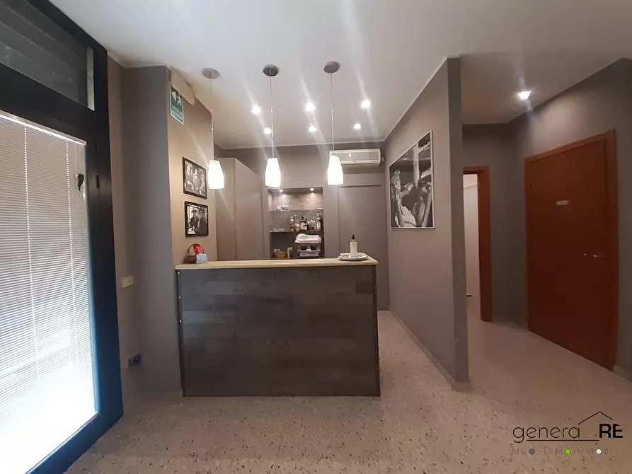 Immagine 2 di Negozio in vendita  a Pescara