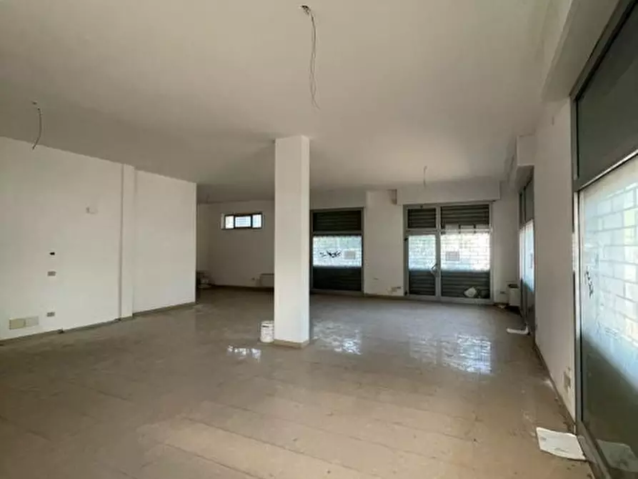 Immagine 5 di Negozio in vendita  a Pescara