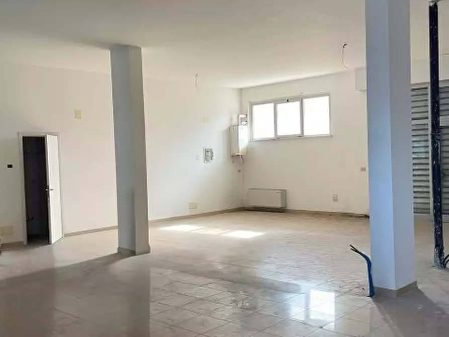 Immagine 2 di Negozio in vendita  a Pescara