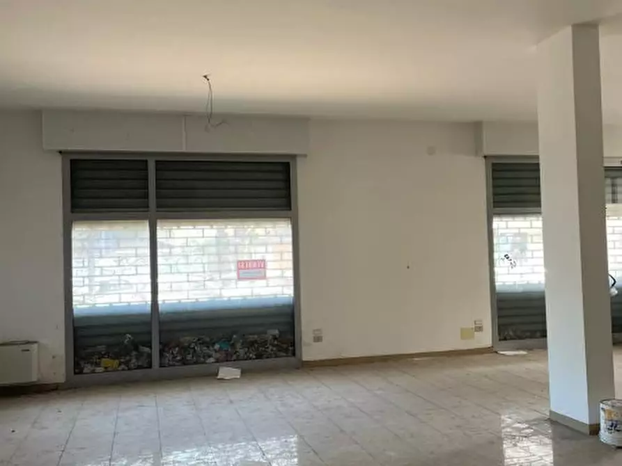 Immagine 6 di Negozio in vendita  a Pescara
