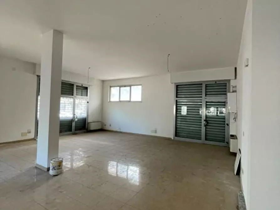 Immagine 4 di Negozio in vendita  a Pescara