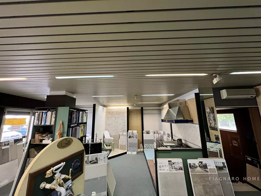 Immagine 5 di Negozio in vendita  11 a Pontremoli