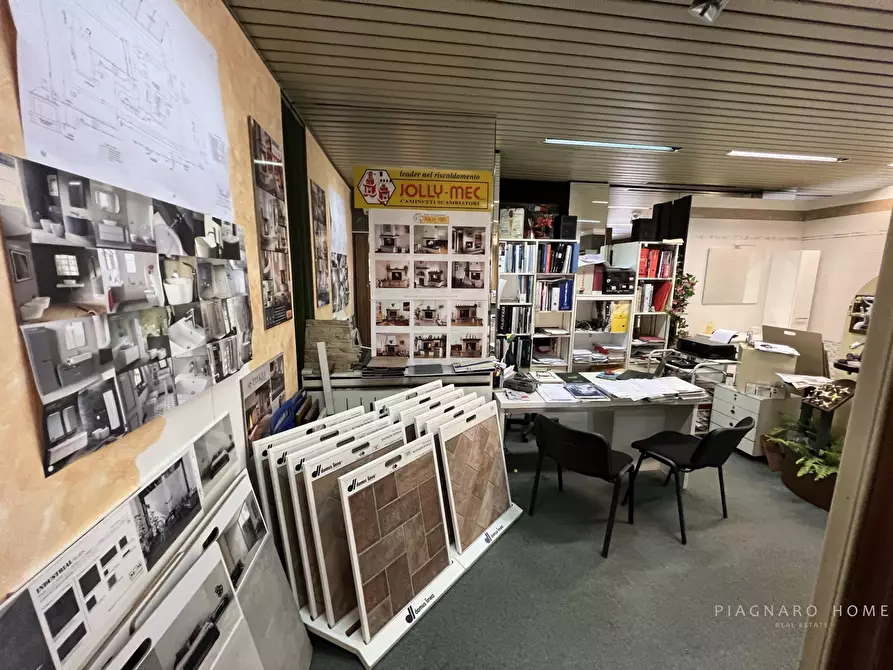 Immagine 3 di Negozio in vendita  11 a Pontremoli