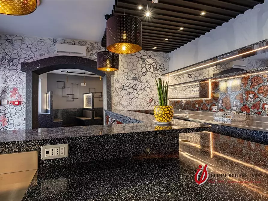 Immagine 3 di Negozio in vendita  a Valeggio Sul Mincio