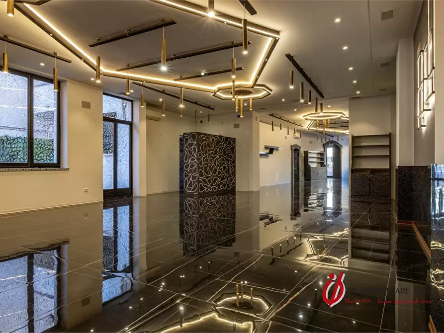 Immagine 8 di Negozio in vendita  a Valeggio Sul Mincio