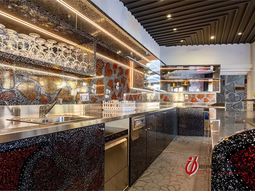 Immagine 2 di Negozio in vendita  a Valeggio Sul Mincio