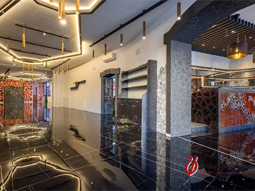 Immagine 5 di Negozio in vendita  a Valeggio Sul Mincio