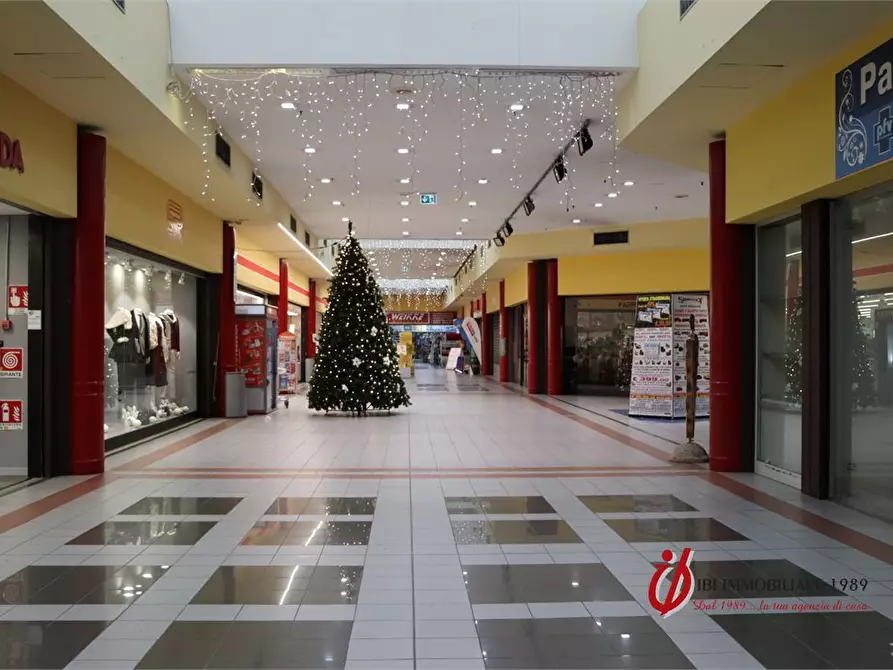 Immagine 2 di Negozio in vendita  a Cerea