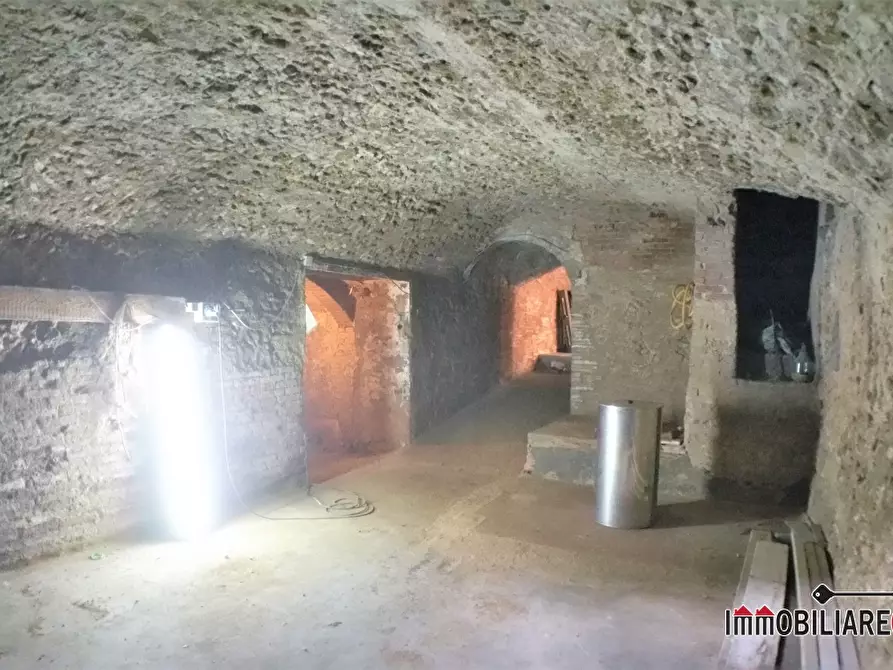 Immagine 6 di Negozio in vendita  a Colle Di Val D'elsa