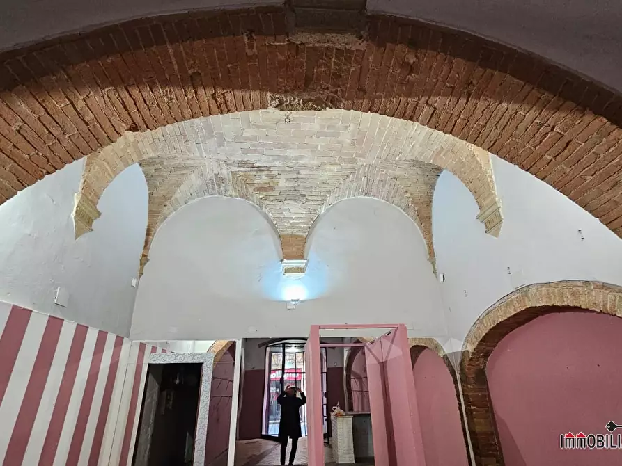 Immagine 4 di Negozio in vendita  a Colle Di Val D'elsa