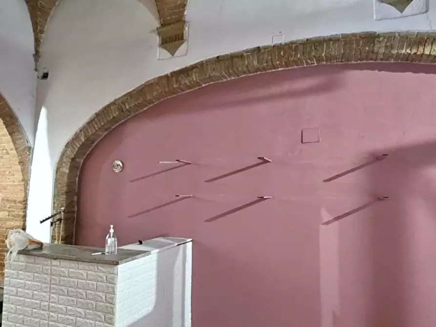 Immagine 6 di Negozio in vendita  a Colle Di Val D'elsa