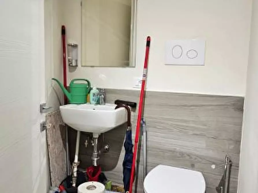 Immagine 5 di Negozio in vendita  a Colle Di Val D'elsa