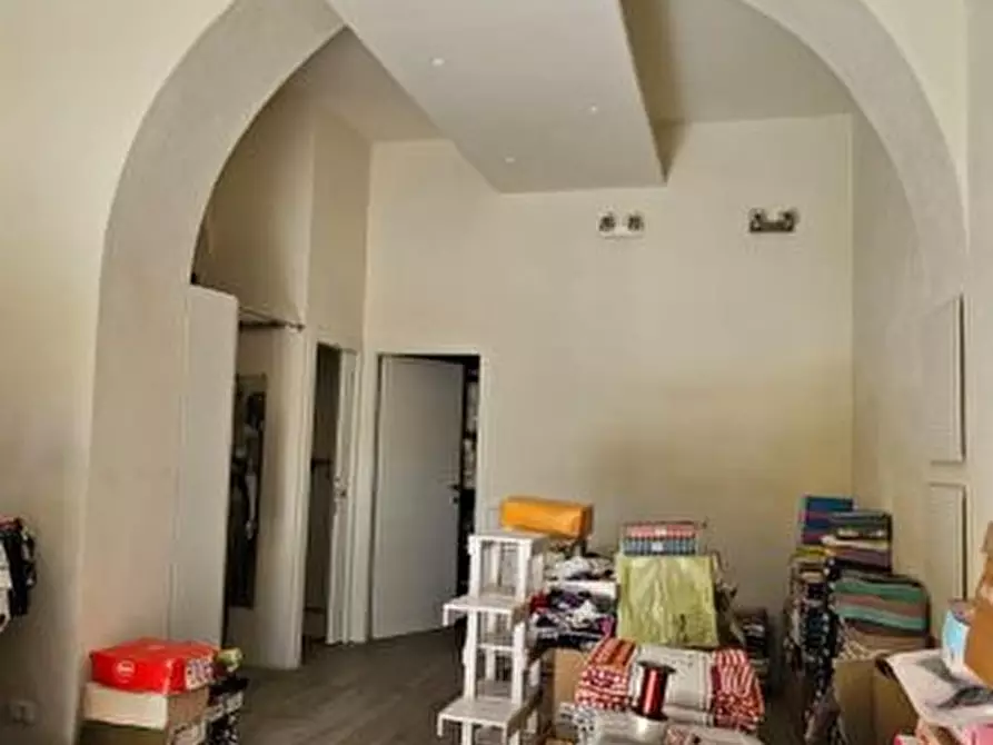 Immagine 1 di Negozio in vendita  a Colle Di Val D'elsa