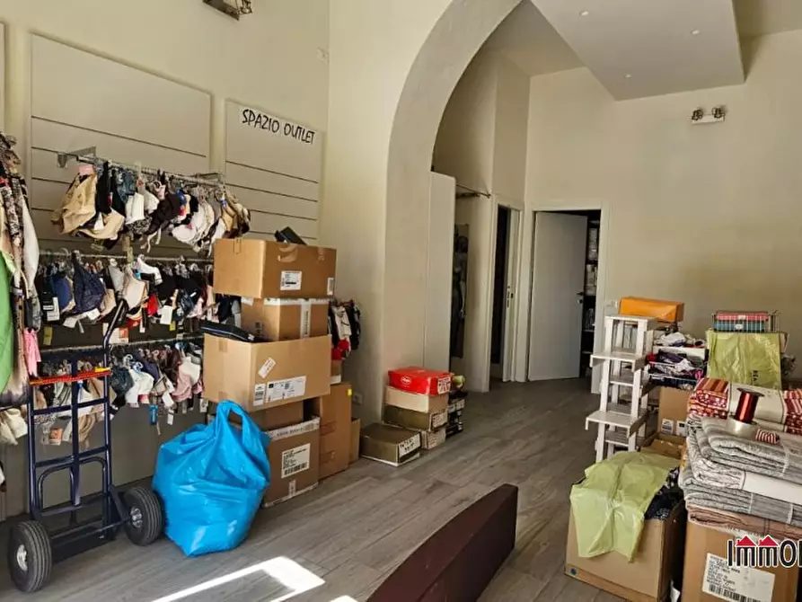 Immagine 2 di Negozio in vendita  a Colle Di Val D'elsa