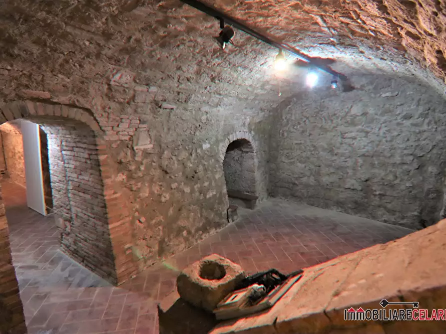 Immagine 2 di Negozio in vendita  a Colle Di Val D'elsa