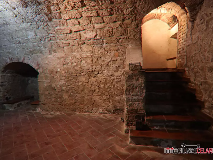 Immagine 3 di Negozio in vendita  a Colle Di Val D'elsa