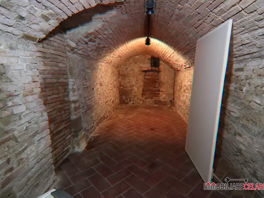 Immagine 5 di Negozio in vendita  a Colle Di Val D'elsa