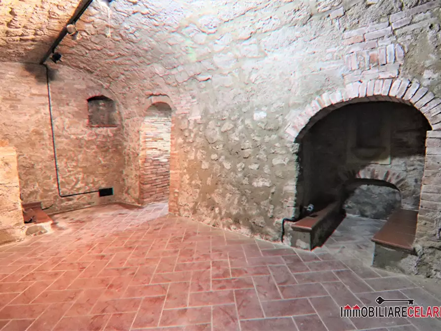 Immagine 4 di Negozio in vendita  a Colle Di Val D'elsa