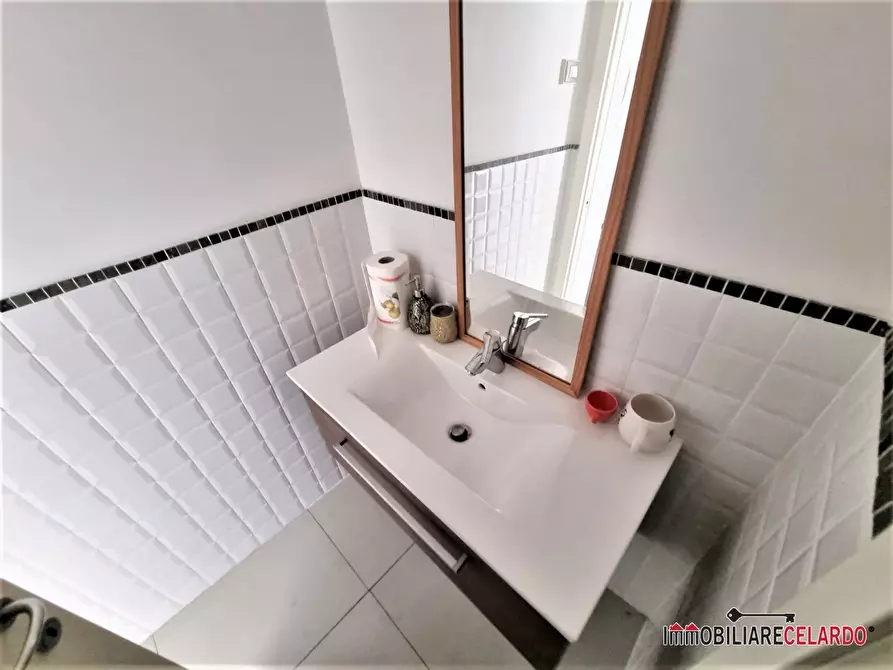 Immagine 8 di Negozio in vendita  a Poggibonsi