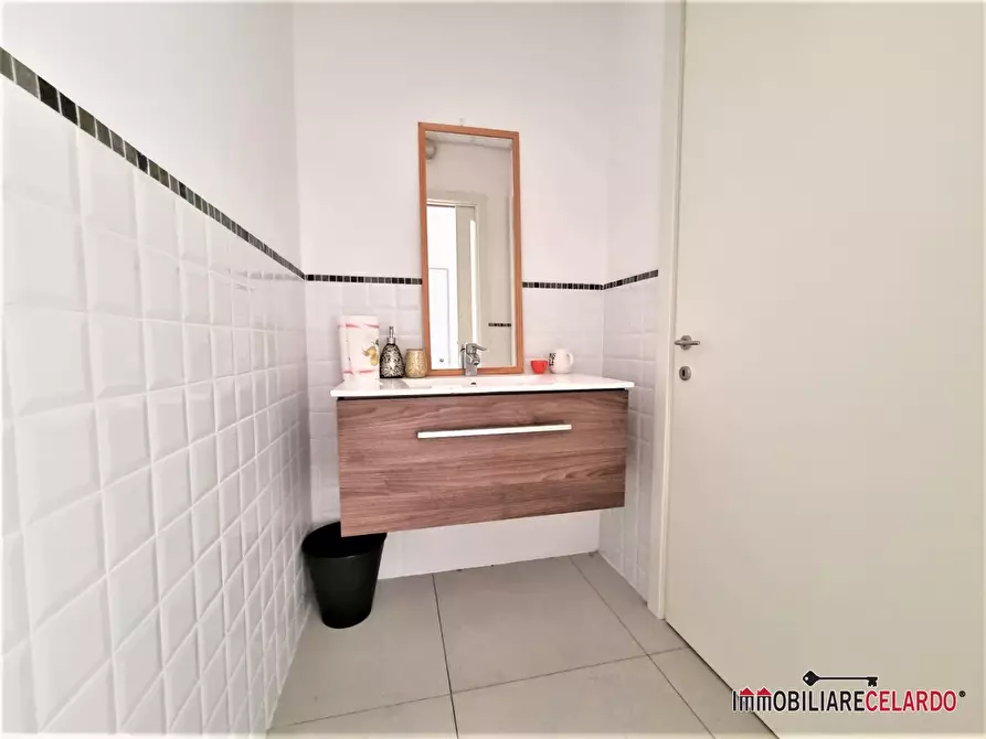 Immagine 7 di Negozio in vendita  a Poggibonsi