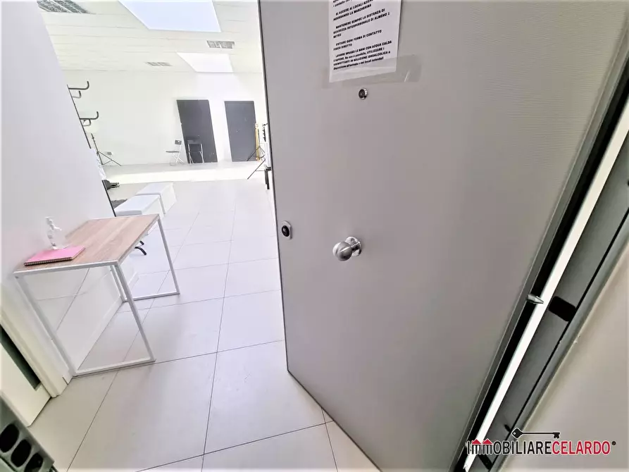 Immagine 2 di Negozio in vendita  a Poggibonsi