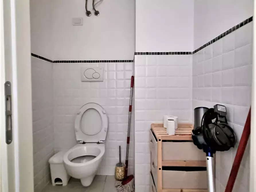 Immagine 9 di Negozio in vendita  a Poggibonsi